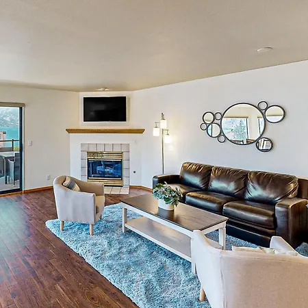 Lake Chelan Shores: Lakeside Luxury #19-5